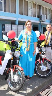 Minister for Communciations the Hon Michelle Rowland MP and Solomon Islands’ Minister for Communication and Aviation, the Hon Peter Shanel Agovaka with PPDP postal equipment.